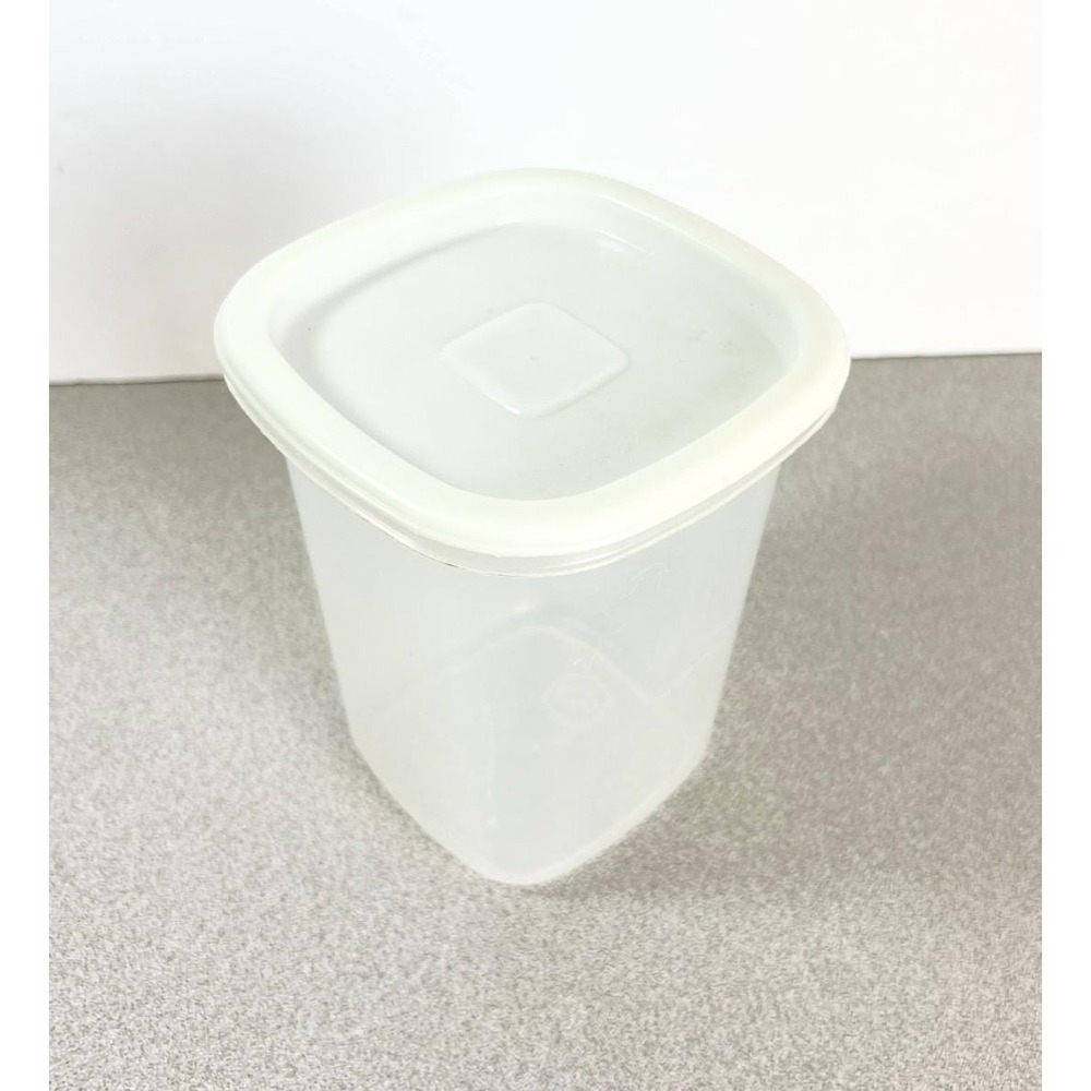 Vintage 1.8 pint Rubbermaid #8 Servin Saver Square Storage Canister White Lid